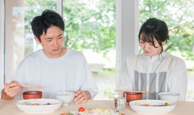 不機嫌そうに小言を言う夫と我慢して聞く妻