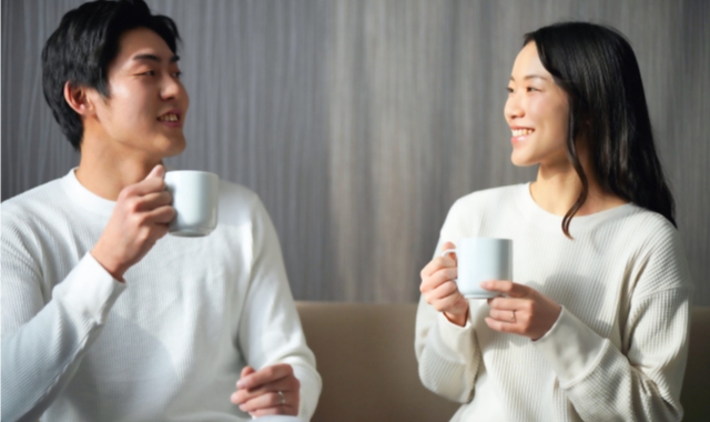 仲睦まじく会話する夫婦