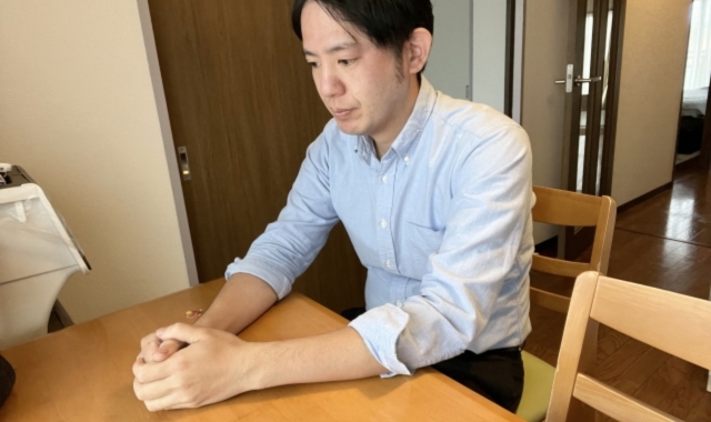 思いつめた表情の男性