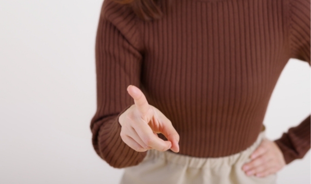 激しく叱責する女性