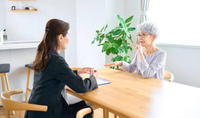 カウンセリングを受ける年配女性