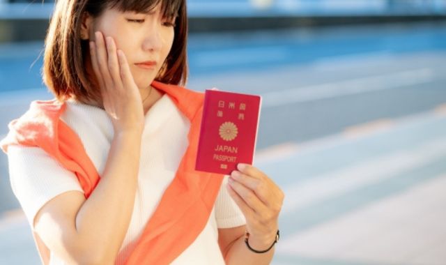 パスポートを見つめる女性