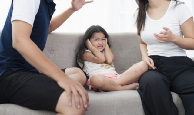 両親の喧嘩を見つめる子ども