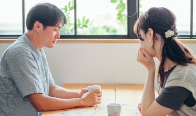話し合う夫婦