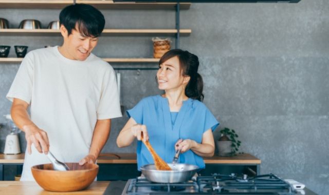 男性と女性が一緒に料理している