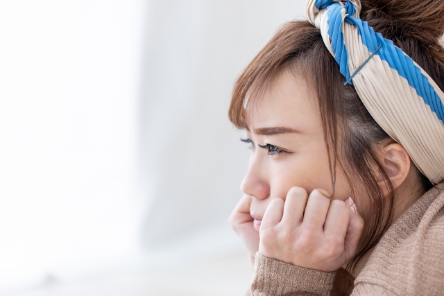考え込む女性