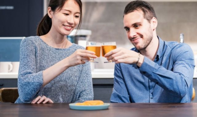 乾杯する国際カップル