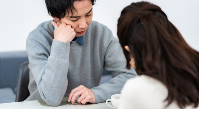 重苦しい雰囲気の中で話し合う夫婦