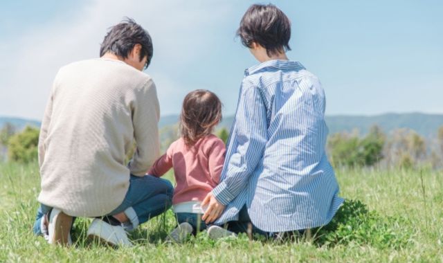 小さい子を連れた夫婦