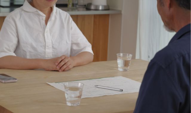 夫に離婚を申し出る妻